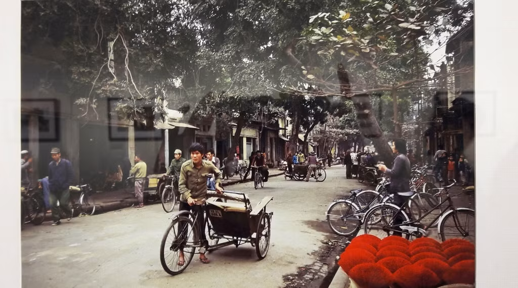 Xe đạp và những bó hương phơi khô trên vỉa hè khu Phố cổ Hà Nội, 1984. Ảnh: Michel Blanchard.