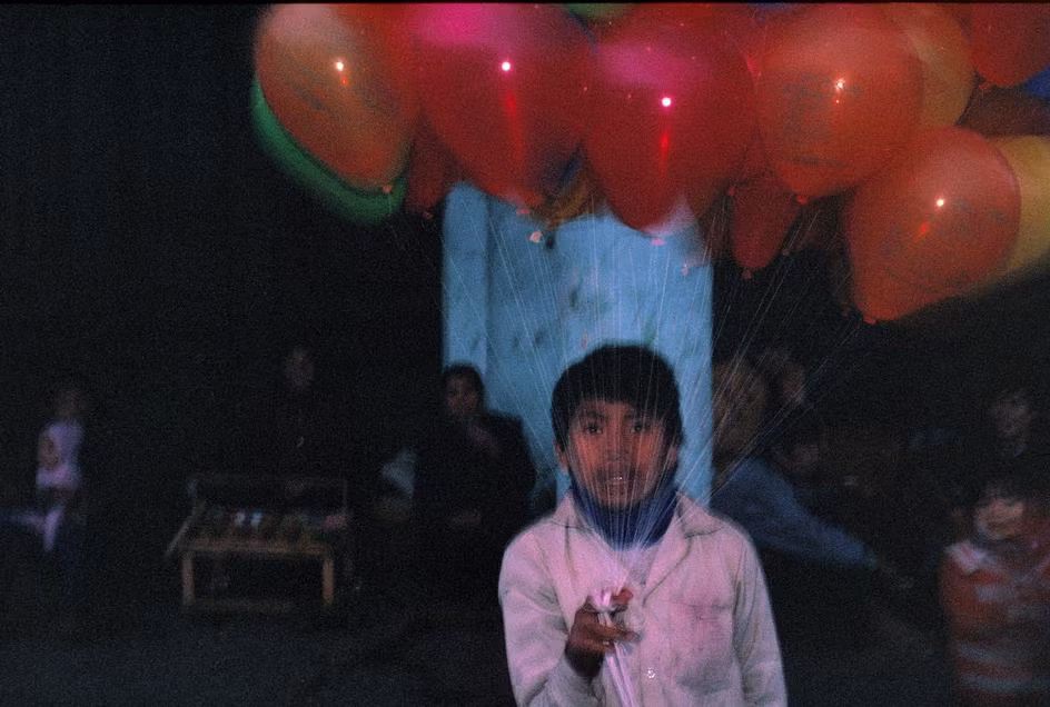 Cậu bé bán bóng trên vỉa hè Hà Nội, 1989. Ảnh: David Alan Harvey.