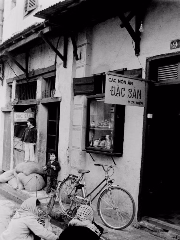 Hè phố Tạ Hiện, đầu thập niên 1980. Ảnh: John Ramsden.