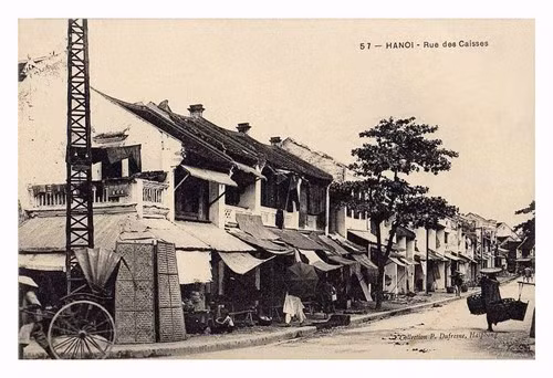 Các quầy hàng được cơi nới thêm ra hè phố Hàng Hòm. Ảnh: P. Dufresne