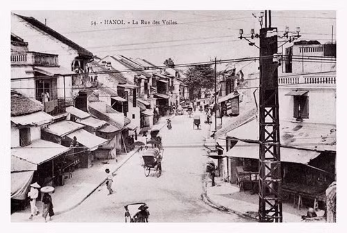 Trên phố Hàng Buồm. Ảnh: Indochina Collection