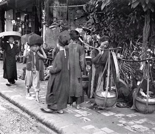 Những người bán rong trên vỉa hè Hà Nội, khoảng năm 1922. Ảnh: Francetvinfo.fr