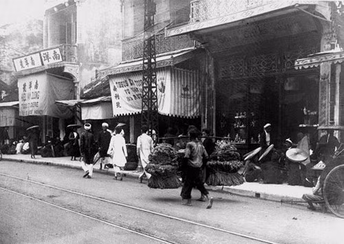 Những người buôn bán nhỏ tụ tập khá đông trên hè phố Hàng Đào, thập niên 1920-1930. Ảnh: Charles Peyrin
