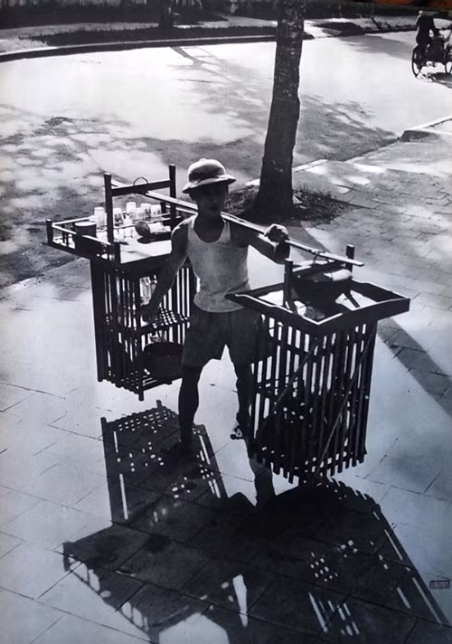 Phở gánh vỉa hè Hà Nội. Ảnh: J. P. Dannaud