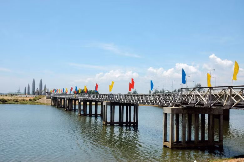 Cầu Hiền Lương bắc qua sông Bến Hải nằm trên Khu phi quân sự vĩ tuyến 17 được coi là biểu tượng của sự chia cắt hai miền Việt Nam trong quá khứ, đồng thời cũng là một biểu tượng oanh liệt về cuộc đấu tranh giành tự do, thống nhất tổ quốc mà nhân Việt Nam đã kiên cường tiến hành trong một giai đoạn lịch sử đặc biệt. Ảnh: Panoramio.com.