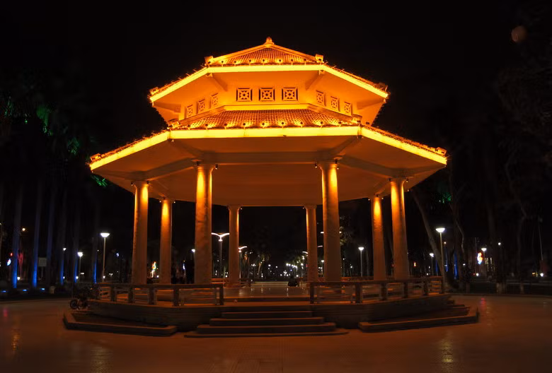 Nhà kèn tại Hải Phòng là công trình kiến trúc do người Pháp xây dựng cùng thời điểm xây dựng với Nhà kèn Hà Nội để làm nơi binh lính tập chơi kèn vào chiều thứ bảy, sáng chủ nhật hàng tuần. Cả nhà kèn ở Hà Nội và Hải Phòng đều được thiết kế để âm thanh vang rất to dù không hề có tường bao. Bí quyết nằm ở thiết kế trần nhà. Ảnh: Quang Dần.