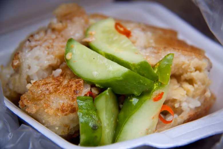 Bánh chưng rán ăn với dưa chuột ngâm dấm.