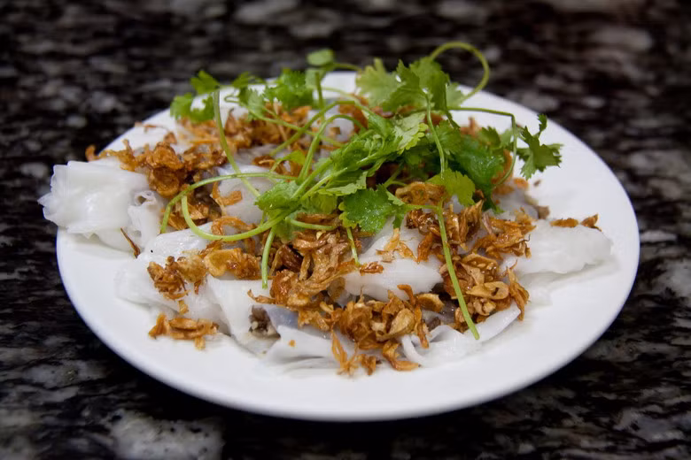Bánh cuốn "gia truyền" ở phố Hàng Gà, Hà Nội.