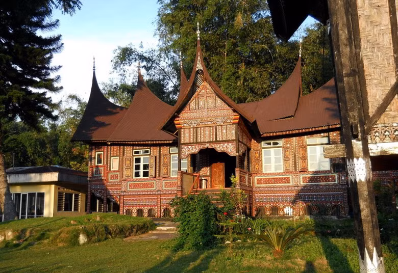 Những ngôi nhà Rumah Gadang vừa là nơi cư trú, vừa là nơi gặp gỡ hội họp trong gia đình và tiến hành những hoạt động nghi thức cộng đồng. Chúng được truyền đời từ mẹ, sang con gái, và cứ thế nối tiếp đời nọ đến đời kia.