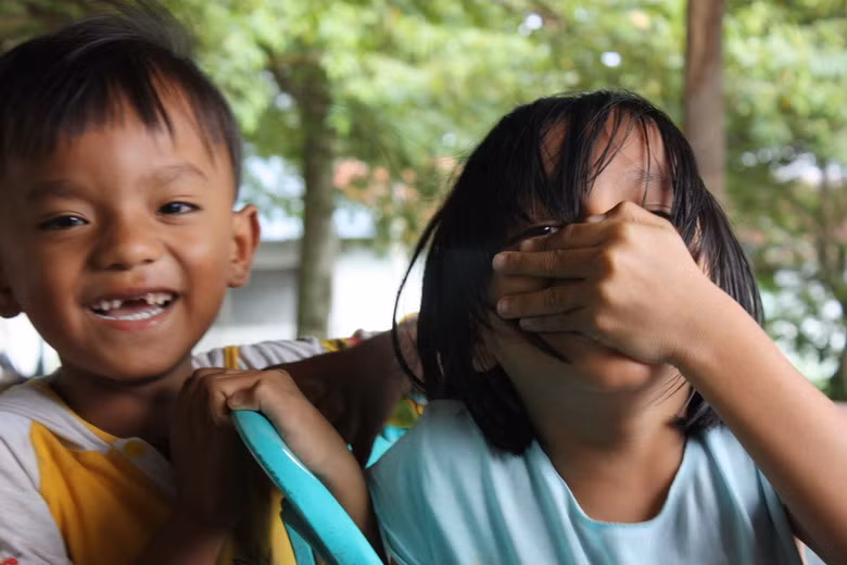 Ngày nay có hơn 4 triệu người Minangkabau sinh sống tại tỉnh Tây Sumatra, trong khi có hơn 3 triệu người khác sinh sống rải rác tại nhiều thành thị của Indonesia và bán đảo Mã Lai. Nam giới Minangkabau nổi tiếng là những nhà kinh doanh giỏi do phải đi lập nghiệp xa và giao nhà cửa cho người phụ nữ quản lý.