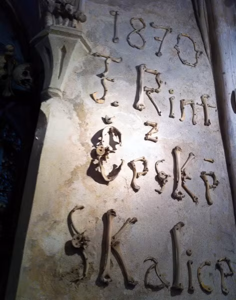 Chữ ký của Frantisek Rint - nghệ sĩ thực hiện “siêu phẩm” ở nhà thờ Sedlec Ossuary.