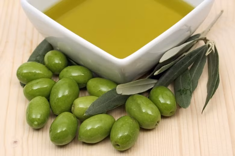 Ô liu (olive) là một loại trái cây bản địa của miền duyên hải Địa Trung Hải, được dùng để ép lấy dầu có giá trị dinh dưỡng và mỹ phẩm rất cao. Quả ô liu không thể ăn tươi mà thường được muối để ăn kèm đồ nguội hoặc làm phụ liệu trong nhiều món ăn khác nhau. Giá tham khảo: 116.000 đồng cho lọ 300g.