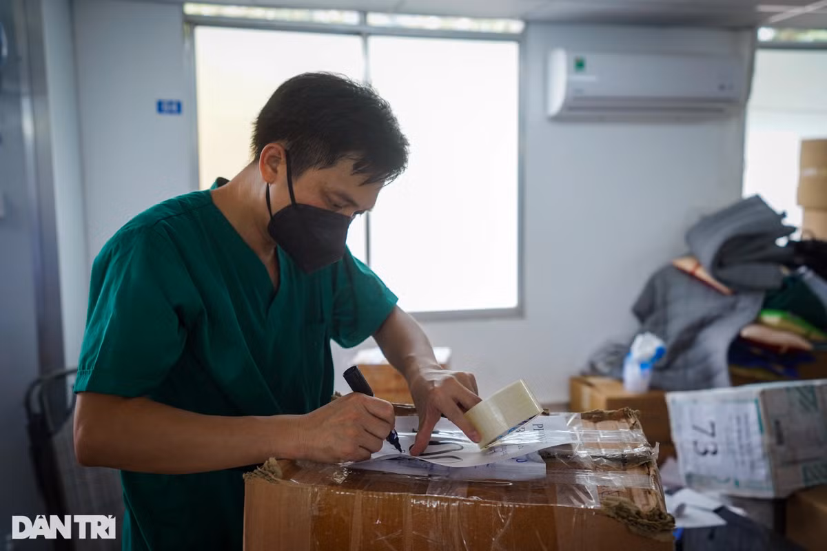 Anh Việt, nhân viên phòng vật tư đang gấp rút kiểm kê, đóng gói tất cả thiết bị để mang ra xe container.
