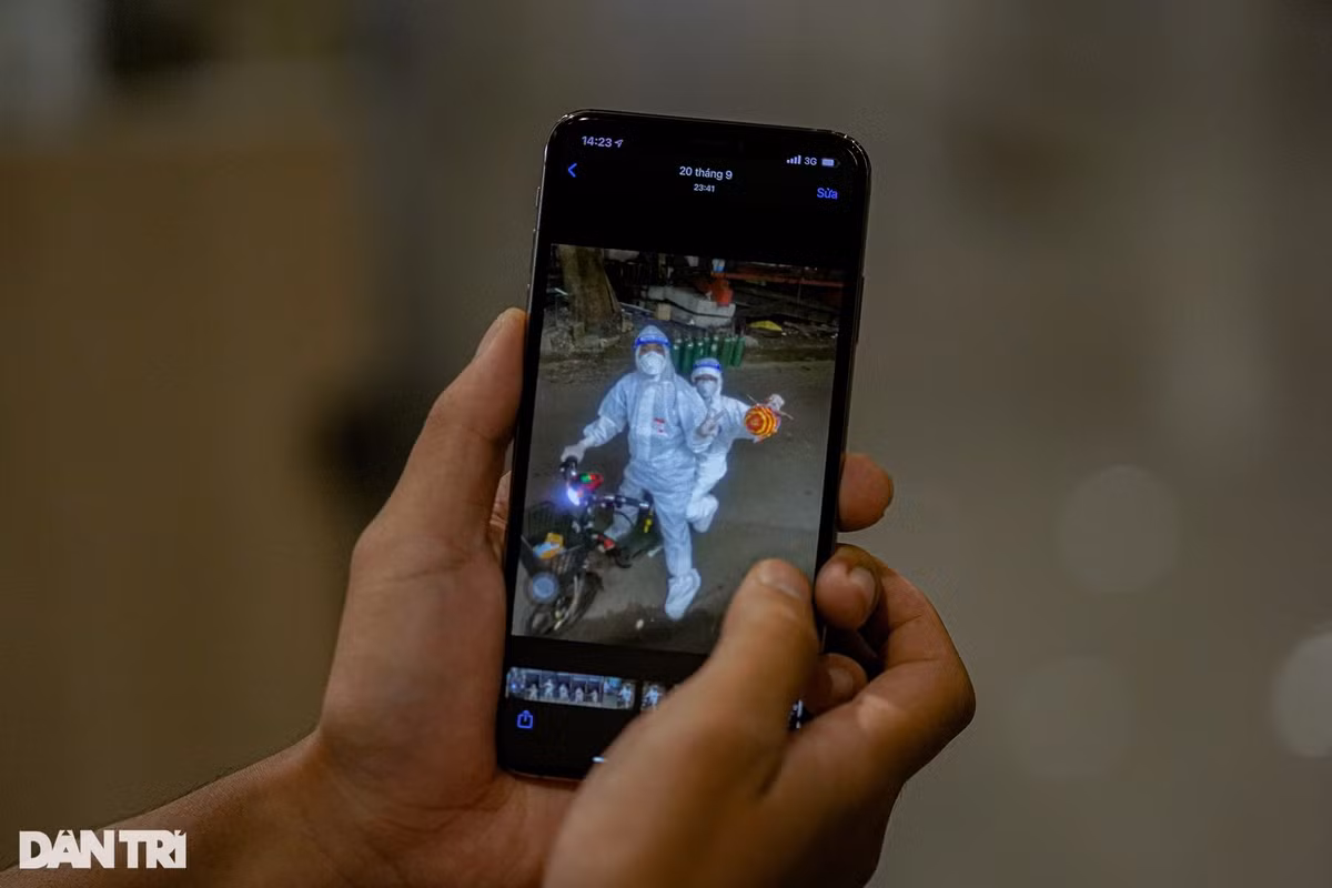 Bác sĩ Đào Ngọc Tuyền, Trung tâm Đột quỵ Bệnh viện Bạch Mai mở ảnh kỷ niệm trên smartphone ra, tâm sự: "Điều làm tôi nhớ nhất có lẽ là đêm trung thu. Cả cuộc đời mình không nghĩ sẽ rước đèn trong bộ đồ bảo hộ ở bệnh viện dã chiến".