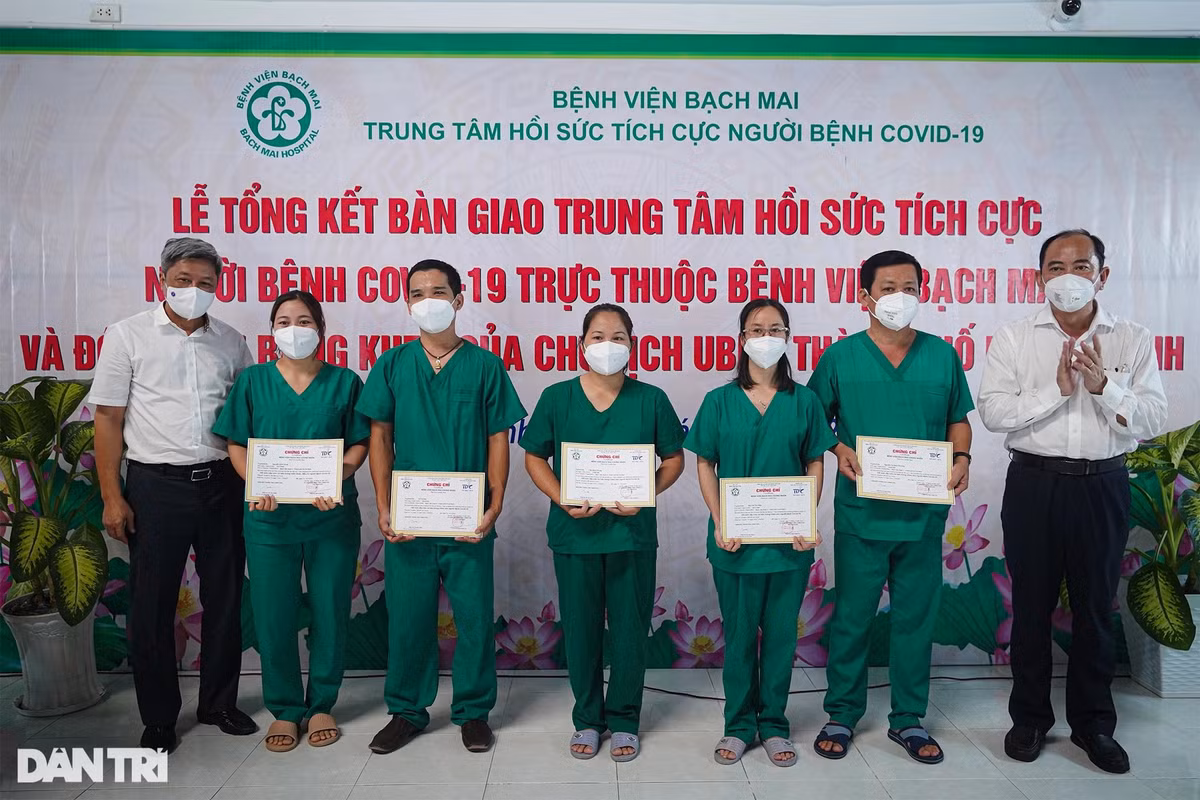 Sau 2 tháng rưỡi hoạt động, Trung tâm Hồi sức tích cực người bệnh COVID-19 (Bệnh viện dã chiến số 16) do bệnh viện Bạch Mai phụ trách tại TP HCM đã hoàn thành sứ mệnh của mình. Sau thời gian tích cực chuẩn bị cơ sở hạ tầng, trang thiết bị và nhân lực, Trung tâm đã bắt đầu đi vào hoạt động, thu dung điều trị người bệnh COVID-19 từ ngày 11/8. Bệnh viện Bạch Mai đã cử các chuyên gia đầu ngành, trong đó có đội ngũ chuyên gia về hồi sức cấp cứu, hồi sức tích cực đã có kinh nghiệm hỗ trợ điều trị bệnh nhân COVID-19 tại Bắc Ninh, Bắc Giang, Hải Dương…
