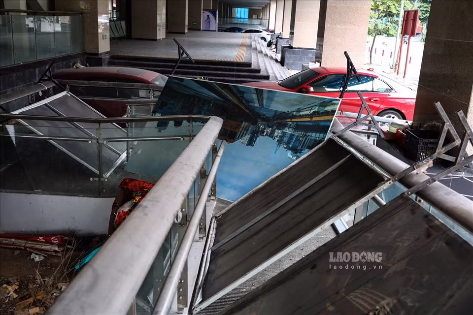 Ngay tại lối vào ga Cát Linh, những tấm Pano quảng cáo ngổn ngang.