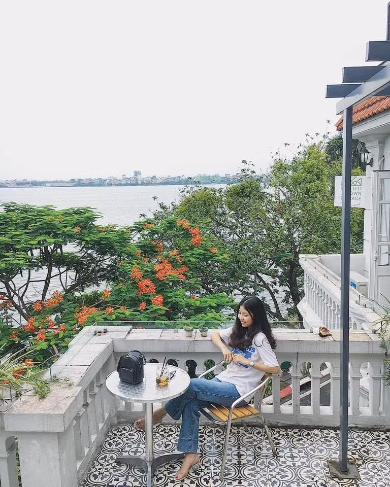  Bạn trẻ Nguyễn Thu Hương cho biết: Mình có thể cùng người thương hoặc đơn giản cùng bạn bè của hẹn hò vào mỗi buổi chiều hoàng hôn thơ mộng hoặc cũng có thể dạo bước trên con đường “Hàn Quốc” lãng mạn. Không chỉ là địa điểm hẹn hò lý tưởng mà ở Hồ Tây còn có hoạt động chèo thuyền Kayak, chèo sup... Đây chắc chắn sẽ là nơi ấn tượng để bạn có một buổi hẹn hò lãng mạn vào mùa Thu Hà Nội. Ảnh: Fanpage HaLo Hà Nội