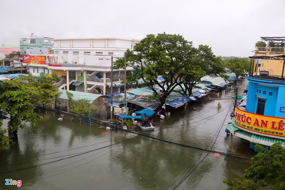 Nước lũ lên nhanh nên trong ngày 23/10, tiểu thương chợ Tam Kỳ phải dừng bán hàng.