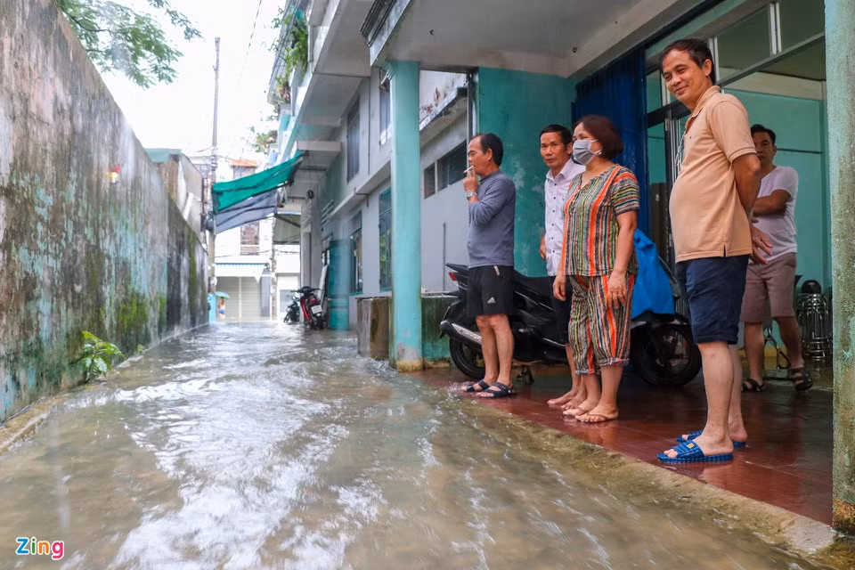 Bà Dương Thị Hảo, ở phường Phước Hòa, cũng phải nhờ hàng xóm đến đưa thiết bị điện tử, đồ dùng của gia đình lên cao.