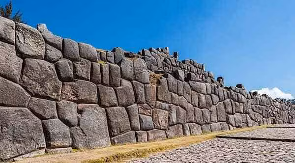 Di chỉ Sacsayhuamán, Peru là kiến trúc kỳ vĩ ở thành phố Cuzco (Peru), cấu tạo từ các tảng đá lớn, đồ sộ đến nỗi máy móc hiện đại cũng khó có thể di chuyển và sắp đặt vào vị trí thích hợp. Làm cách nào công trình cổ đại đáng kinh ngạc này được dựng lập là bí ẩn. 