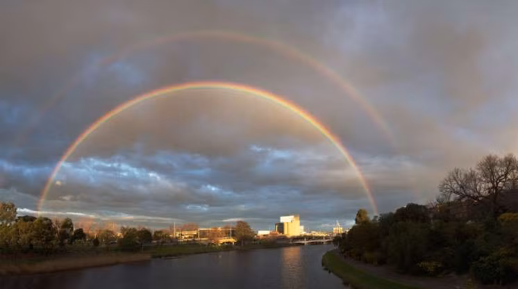 Cầu vồng "kép" ở Melbourne, Australia.