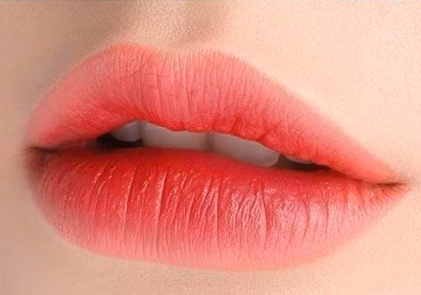  Nhất là những người phụ nữ có khóe môi của người phụ nữ hướng lên thì càng dễ phát tài hạnh phúc. 