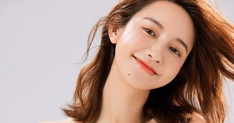  3. Nốt ruồi ở cằm: Trong tướng số, cằm tượng trưng cho sự phát tài, tích lũy của cải của một người trong những năm cuối đời. Nếu phụ nữ có nốt ruồi ở cằm thì đây thường được coi là điềm tốt về cuộc sống sung túc sau này và gia đình con cháu giàu có.
