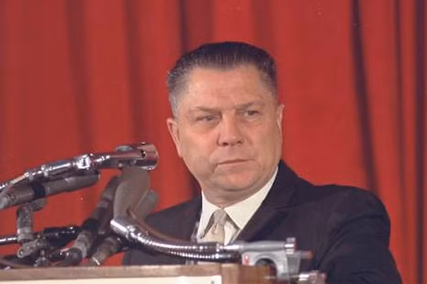 5. Jimmy Hoffa (1971). Jimmy Hoffa là một trong những nhà lãnh đạo công nhân nổi tiếng nhất của thế kỷ 20. Ông cũng là người nhận được lệnh ân xá gây nhiều tranh cãi. Với vị trí Chủ tịch công đoàn Teamster đầy quyền uy, Hoffa giành nhiều thắng lợi quan trọng cho công nhân, đặc biệt là hợp đồng vận tải quốc gia năm 1964. Cũng trong năm này, sau hàng loạt điều tra của Chính phủ về công đoàn Teamster, Hoffa đã bị kết án 8 năm tù về tội hối lộ bồi thẩm đoàn ở một vụ án trước đó và 3 năm tù về tội gian lận thư tín và sử dụng quỹ Teamster bất hợp pháp. 