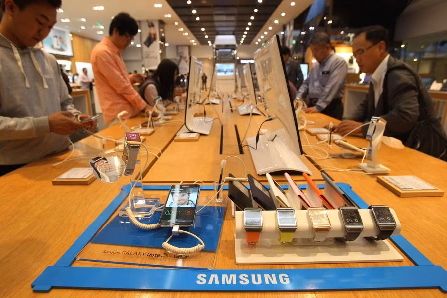 Có lẽ SAMSUNG là thương hiệu đáng ăn mừng nhất khi giá trị tăng gấp đôi so với năm trước, đạt 29,5 tỉ USD và lọt vào top 10 thương hiệu đắt nhất thế giới.
