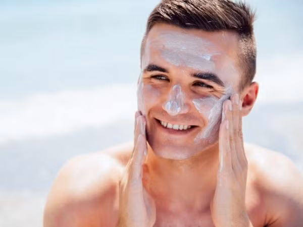  Cháy nắng: Cháy nắng, hay bỏng nắng, khiến da đỏ rộp, đau rát và chạm vào thì thấy nóng. Bạn có thể bị cháy nắng sau vài giờ tiếp xúc với tia UV mà không có biện pháp bảo hộ. Do đó, hãy thoa kem chống nắng có chỉ số SPF 40 trở lên khi ra ngoài trời.