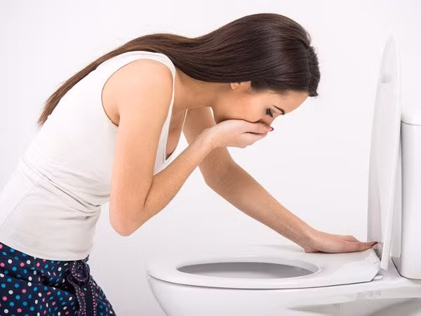  Ngộ độc thực phẩm: Thời tiết nắng nóng là điều kiện cho các tác nhân gây ngộ độc như vi khuẩn, virus và kí sinh trùng phát triển. Hãy tránh ăn thức ăn để lâu ngày và thức ăn bán tại các hàng quán vỉa hè.