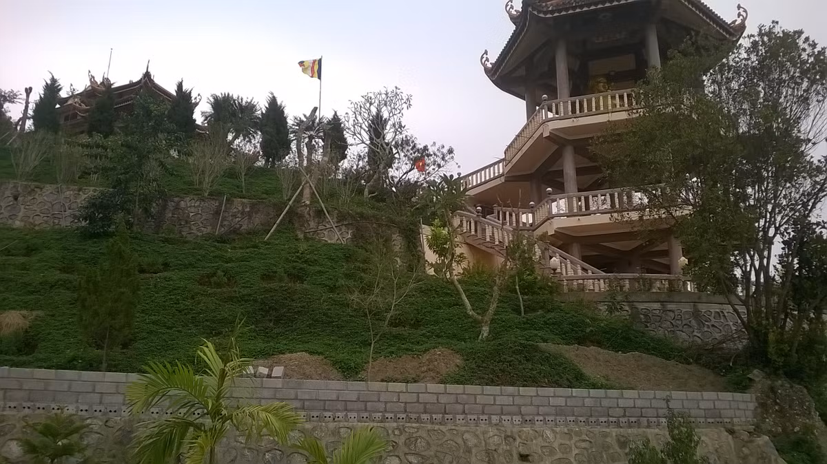 Với vị trí lưng tựa núi, mặt hướng ra biển, đây có lẽ là một trong những ngôi chùa có vị trí đẹp nhất trong hệ thống chùa của Việt Nam. Đây còn là Thiền viện Giác Tâm, một trong hai thiền viện phật giáo của Quảng Ninh.