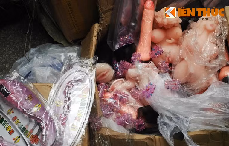 Số đồ chơi tình dục bị cơ quan công an phát hiện.