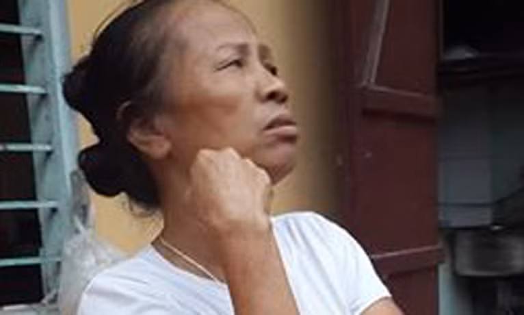 Bà nội hung thủ Thanh trao đổi với PV.