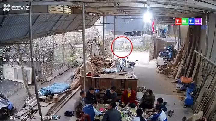 Video: Buc tuong bat ngo do sap, de trung len nguoi be gai