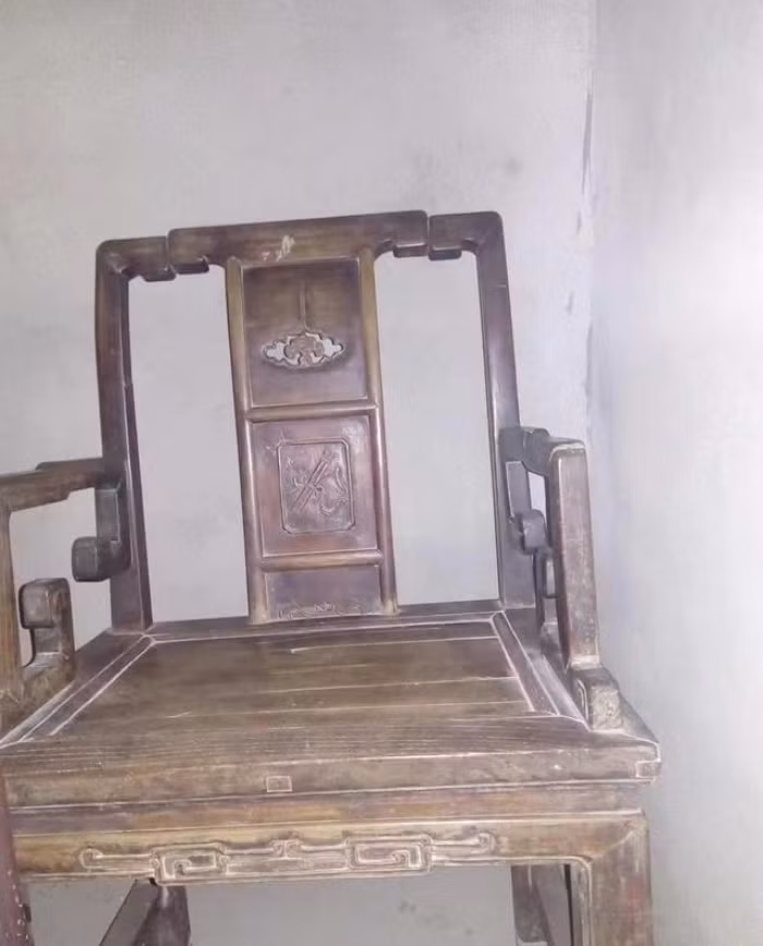 Nhặt ghế gỗ bỏ đi, 29 năm sau đem bán thành của báu ảnh 1 Nhặt ghế gỗ bỏ đi, 29 năm sau đem bán thành của báu ảnh 1