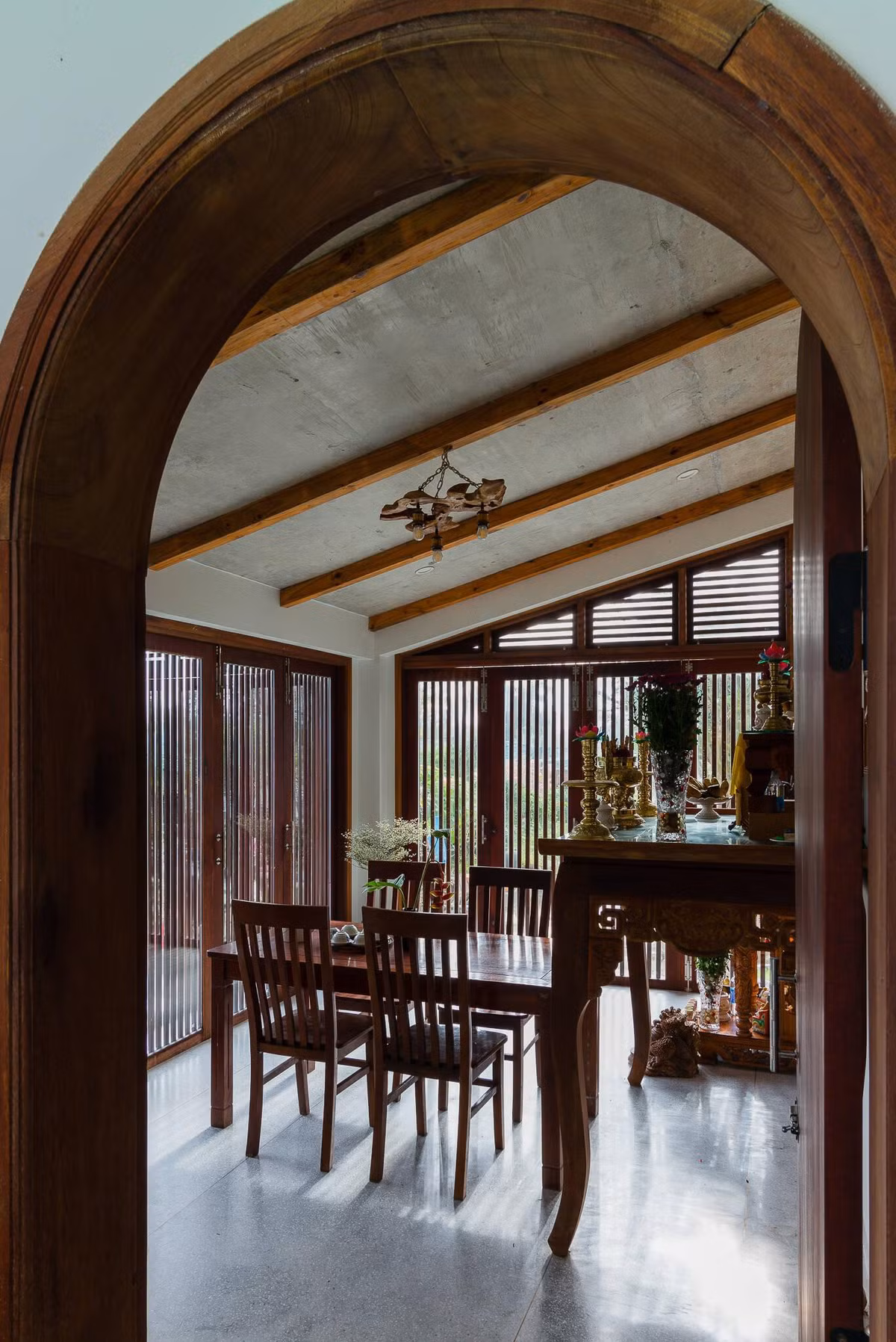 Khu vực thờ cúng yên tĩnh, trang nghiêm.