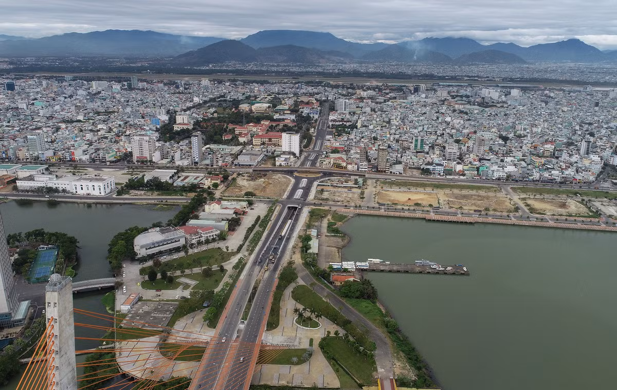 Ngày 25/2, đại diện Ban quản lý dự án đầu tư xây dựng các công trình giao thông Đà Nẵng cho biết dự án cải tạo nút giao thông phía tây cầu Trần Thị Lý đã cơ bản hoàn thành. Dự án này có vốn đầu tư gần 750 tỷ đồng, được khởi công ngày 29/3/2020.