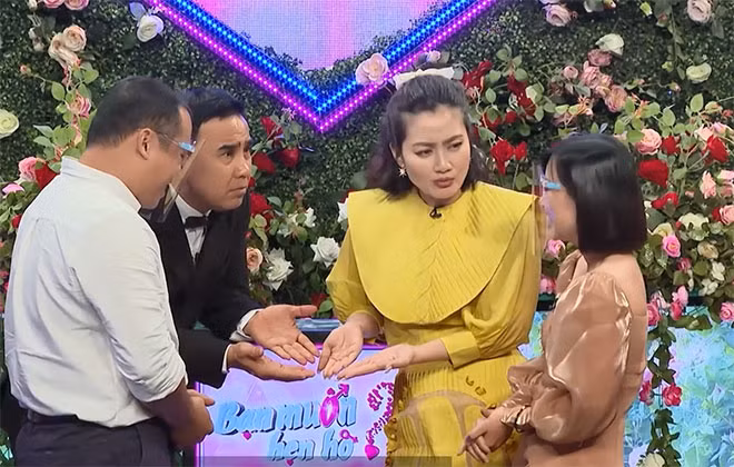 Trước “yêu cầu lạ” của cô gái Đắk Lắk, bà mối hài hước nói: “Thầy coi xem hai bàn tay này có cùng nhau dẫn chương trình năm chục năm nữa không?” khiến ai cũng phải bật cười.