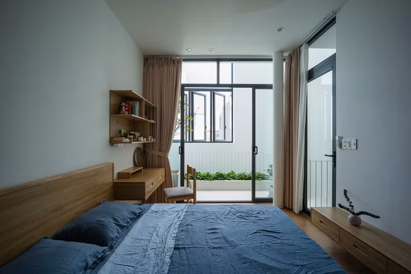 Phòng ngủ tràn ngập ánh sáng và gió.