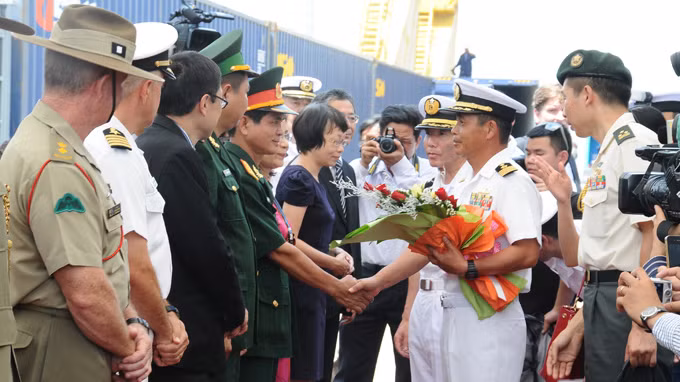 Với chương trình đối tác Thái Bình Dương 2014, sáng nay (6/6), tàu đổ bộ JS Kunisaki thuộc lực lượng Tự vệ Hàng hải Nhật Bản cùng với các thủy thủ đoàn đa quốc gia gồm hải quân các nước Mỹ, Úc và Nhật Bản đã cập cảng Tiên Sa. Ngay khi cập cảng, đoàn bắt đầu các hoạt động tại khu vực miền Trung (VN) trong một chương trình hợp tác y tế kéo dài đến 9 ngày với sự tham gia của hơn 400 người. Ảnh: Đại diện chính quyền TP Đà Nẵng đón đoàn tại cảng Tiên Sa Đà Nẵng sáng 6/6.