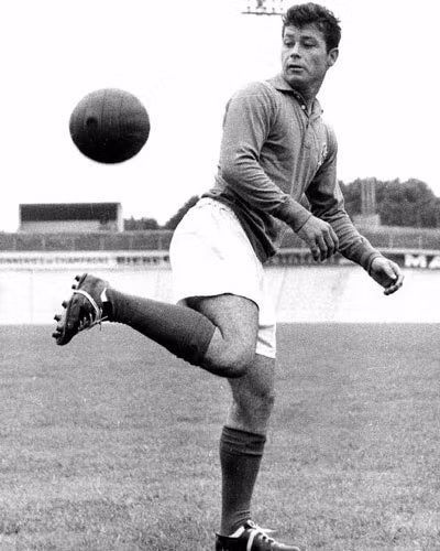 5. Just Fontaine: Fontaine nắm một kỷ lục khó bị phá trong tương lai gần: ghi 13 bàn thắng chỉ trong một kỳ World Cup. Thực tế, Fontaine mất có 6 trận để đạt được thành tích này vào năm 1958 trên đất Thụy Điển. Đáng nói hơn, ông chỉ được bổ sung vào đội tuyển Pháp vào phút cuối. Bước vào giải đấu đó, chân sút sinh ra tại Morocco này chưa có nhiều danh tiếng bên ngoài giải vô địch quốc gia Pháp. Tuy vậy, Fontaine đã khiến các đối thủ phải khốn khổ vì tốc độ và khả năng dứt điểm của mình, thậm chí dù phải thi đấu với đôi giày đi mượn vì đã làm hỏng giày khi luyện tập!