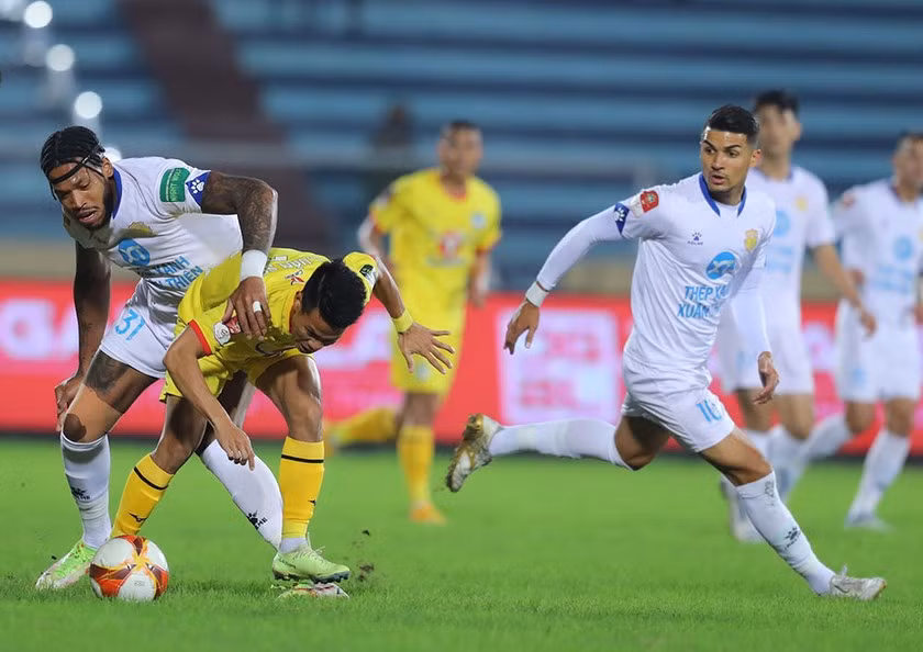 61. Vi sao V.League “bong dung” duoc tam nghi 1 thang?