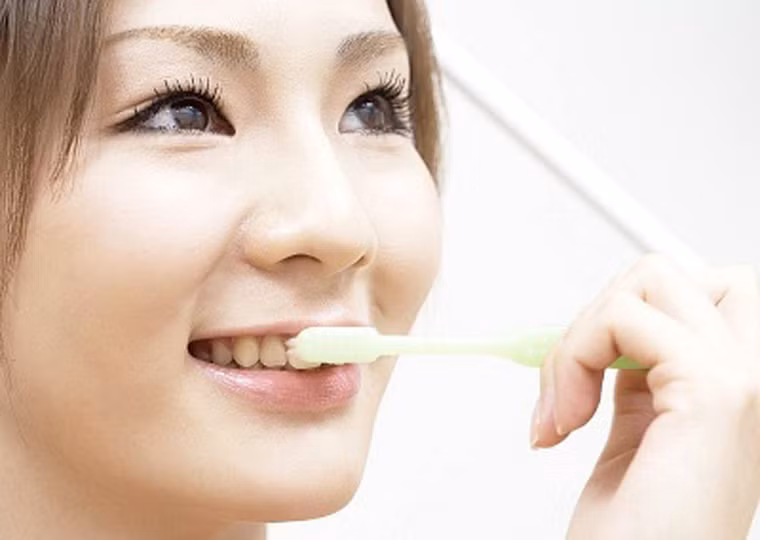6 - Bỏ qua bề mặt răng bên trong: hầu hết mọi người rất chăm chút cho bề mặt răng bên ngoài mà quên đi bề mặt bên trong của. Nên nhớ rằng các mảng bám còn sót lại ở đây cũng gây hại cho bạn như bất kỳ mảng bám nào ở mặt trước.