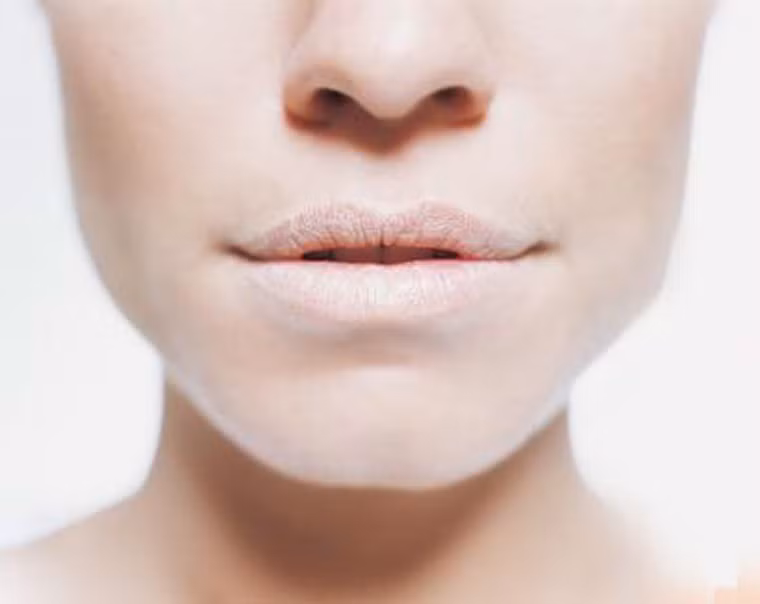 2 - Khô miệng: ảnh hưởng của xạ trị khiến lượng nước bọt được tiết ra rất hạn chế, gây khó khăn trong khi ăn và nói chuyện. Uống nước là giải pháp hữu hiệu trong trường hợp này. Ngoài ra, bạn có thể sử dụng các mẩu kẹo cứng không đường để làm ẩm khoang miệng.