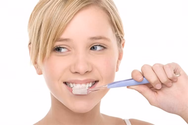 2 - Không đánh răng thường xuyên: bạn nên đánh răng ít nhất hai lần một ngày, đặc biệt không nên bỏ qua việc chăm sóc răng miệng vào ban đêm. Nếu sử dụng thực phẩm nhiều đường thì bạn cố gắng làm sạch thường xuyên hơn. Nhớ đánh răng kéo dài khoảng hai phút mỗi lần để loại bỏ những mảng bám “cứng đầu”.
