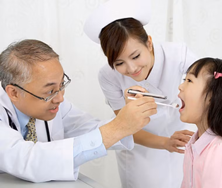 9 - Thực hiện tự kiểm tra răng miệng ít nhất một lần một tháng. Nó chỉ mất vài phút nhưng có thể thay đổi cả cuộc đời. Bạn mua một chiếc gương chuyên dùng để kiểm tra răng miệng ở các hiệu thuốc bán lẻ. Sau đó, nhìn vào gương và tìm kiếm những dấu hiệu bất thường như khối u, vết đỏ, xám hoặc đốm trắng bất thường.