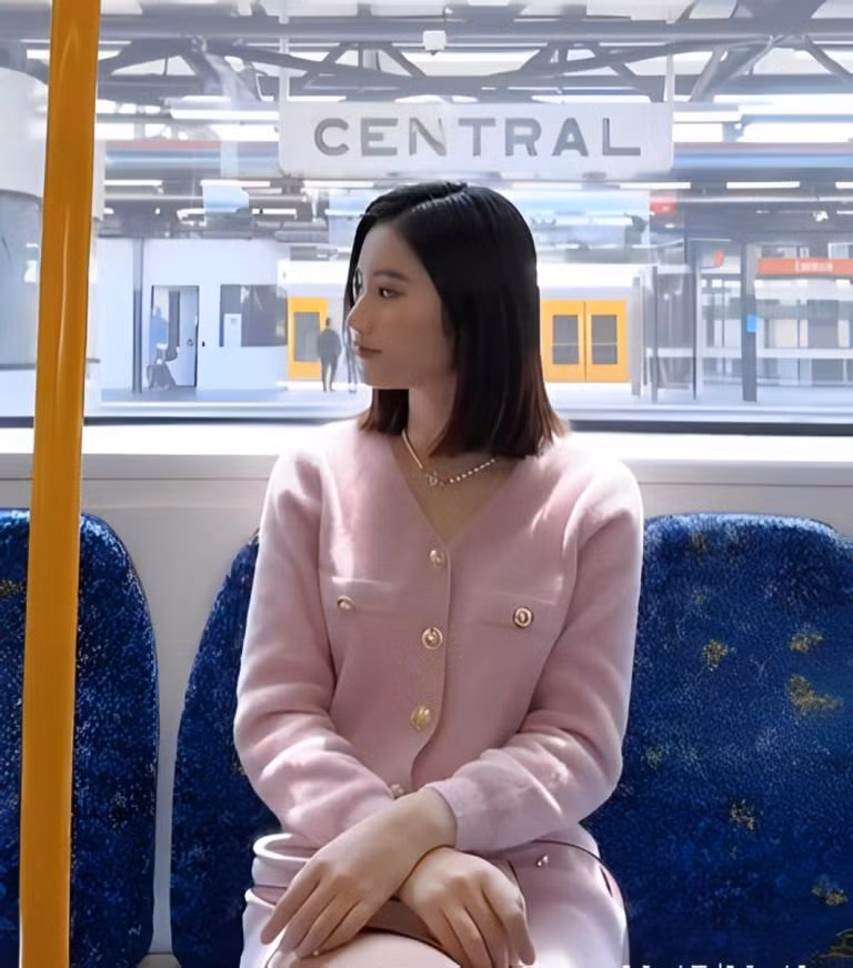 Trong nhiều video, Ý Nhi xuất hiện với vẻ ngoài tươi tắn, mộc mạc, phong cách ăn mặc giản dị, nhẹ nhàng. Cô cho biết hiện tại đang sống với người em họ, cả hai thường xuyên đi siêu thị, nấu ăn cùng nhau. Cuộc sống của Ý Nhi bình yên, hoàn toàn trái ngược với sự hào nhoáng trước đây.