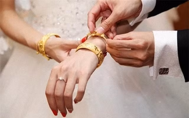 Duoc mung cuoi 2 chi vang 4 nam truoc, nay ban cuoi nen mung the nao?-Hinh-2
