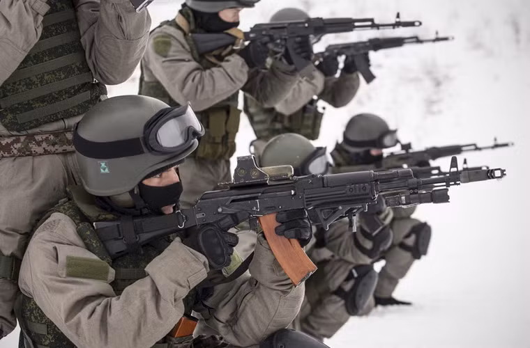 AK-74 hiện tại là vũ khí chủ lực của Quân đội Nga, và là vũ khí ưa thích của các lực lượng đặc nhiệm với nhiều sự tùy biến lên khẩu súng.